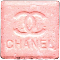 Таблетка Chanel — MDMA 1mg; Caffeine 3mg; Amphetamine 5mg; 3-CMC — Barcelona, Іспанія