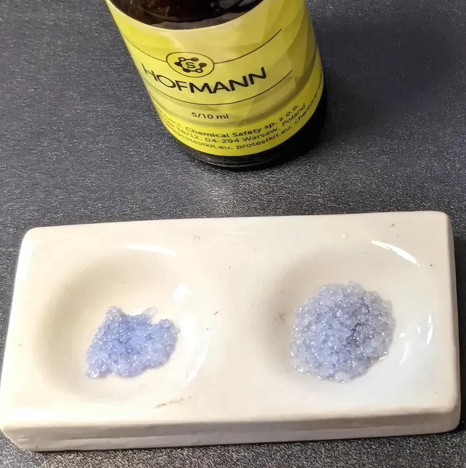LSD забарвлює реагент Hofmann у синій колір